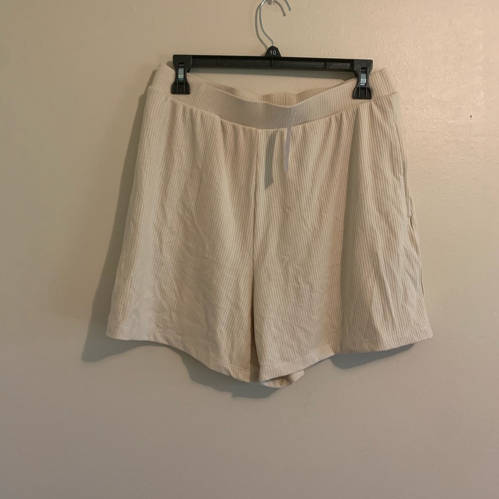Ribbed shorts - Picture 2 of 3
